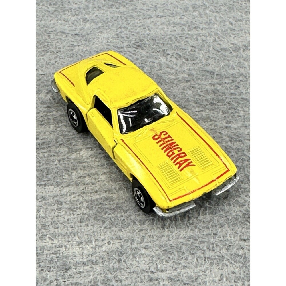 ROAD CHAMPS Vintage #33 1963 Die Cast Corvette Stingray Yellow Car